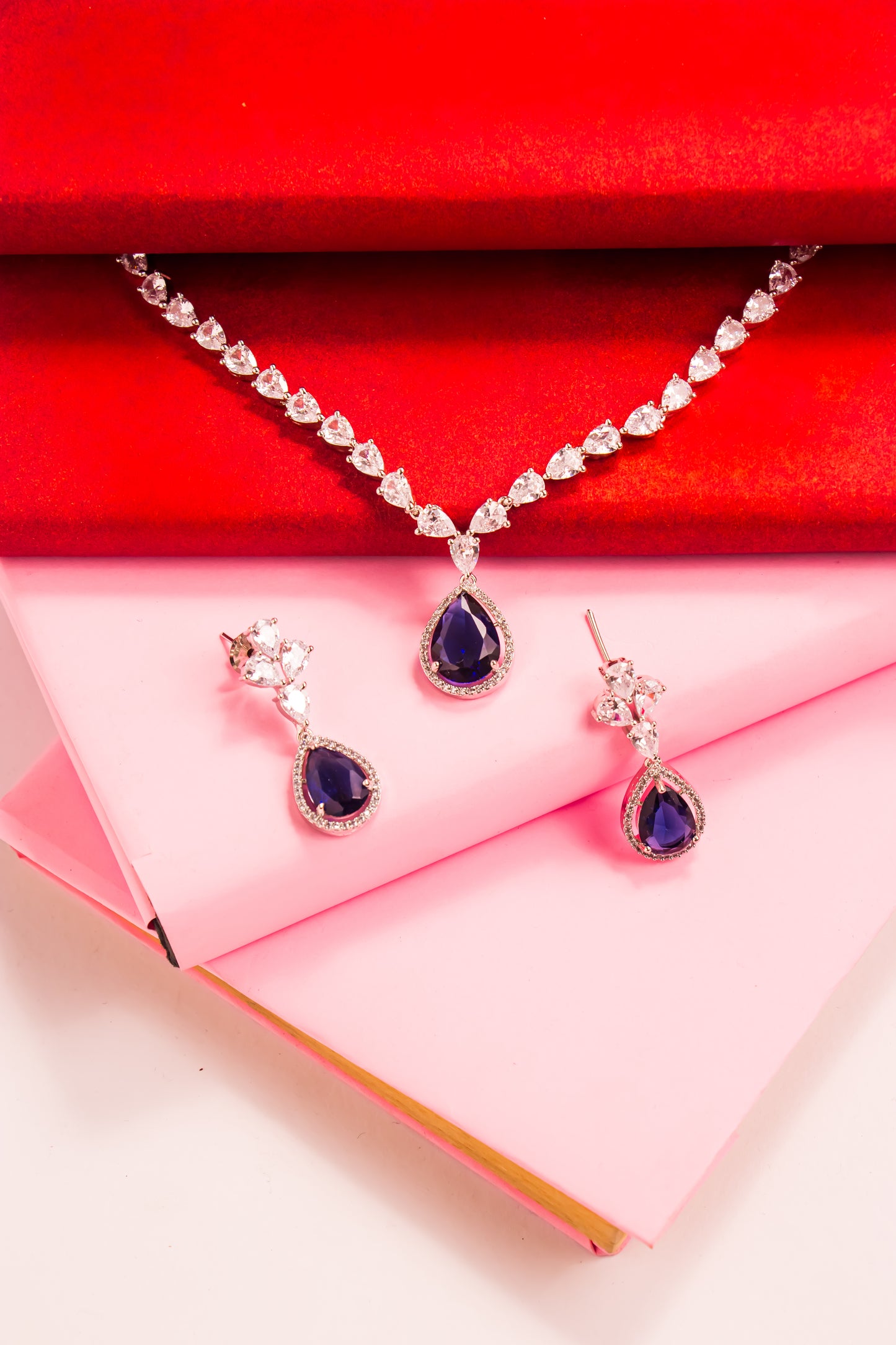 Elizabeth's Throne Necklace Set